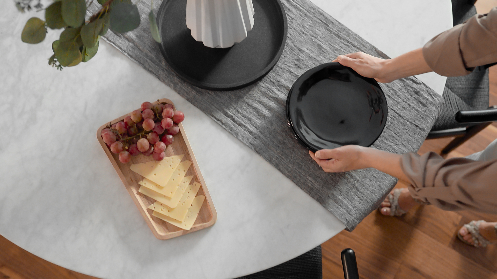 Tulip Table Round - Carrara